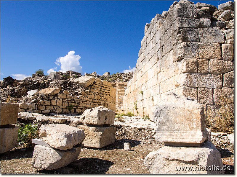Rhodiapolis in Lykien - Östliche Stützwände des Theaters und Zugang zum Theaterraum