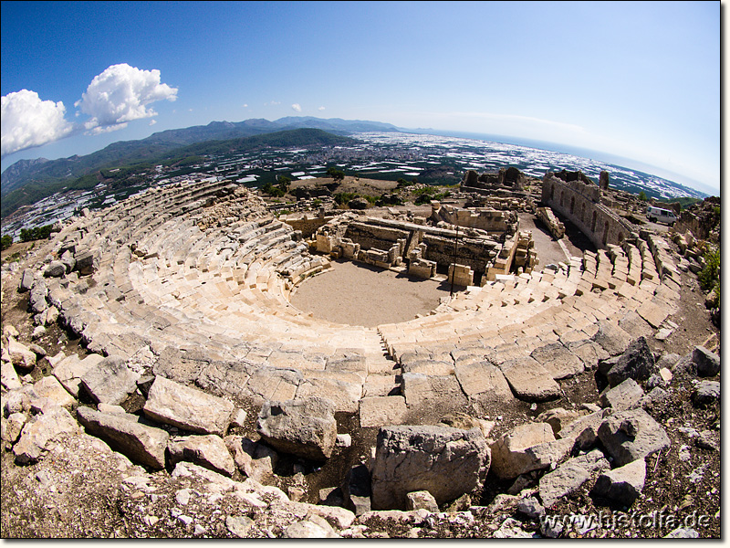 Rhodiapolis in Lykien - Gesamtüberblick über das Theater; im Hintergrund die Stadt Kumluca
