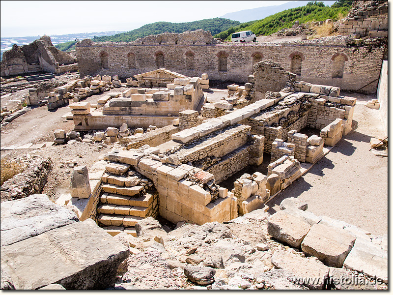 Rhodiapolis in Lykien - Theater, Blick über das Bühnenhaus und das Opramoas-Mausoleum