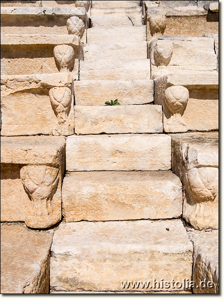 Rhodiapolis in Lykien - Dekorierter Treppenaufgang in der Cavea des Theaters