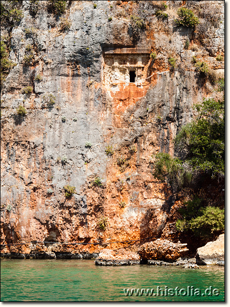 Sebeda in Lykien - Lykisches Felsengrab in der Steilwand etwa 15 Meter über dem Wasser