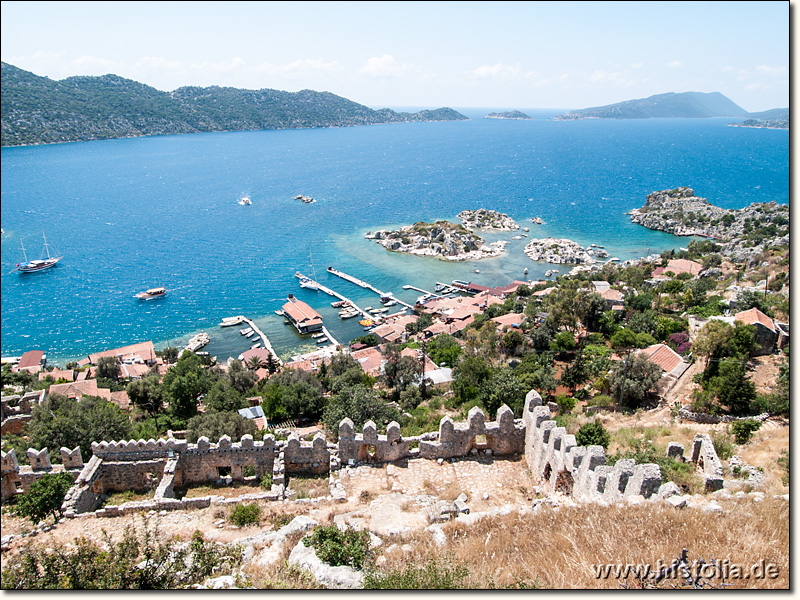 Simena in Lykien - Blick über die Festung zum Hafen, gegenüber Kekova-Adasi