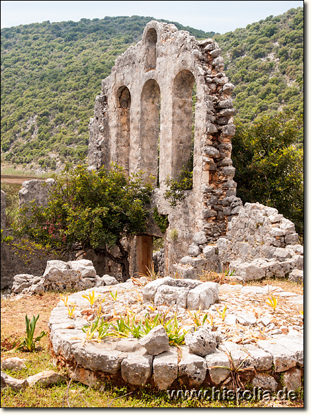 Sura in Lykien - Frontwand der Basilika, im Vordergrund eine Zisterne