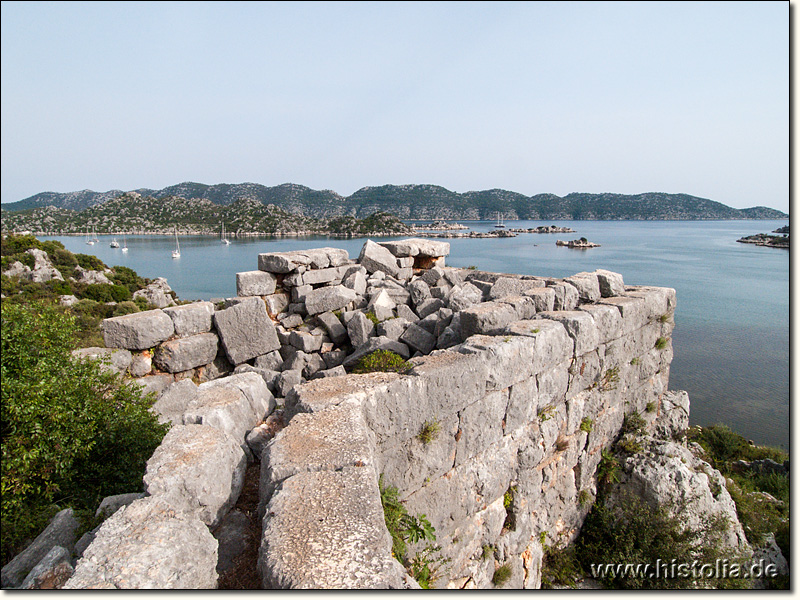 Teimiussa in Lykien - lykischer Festungsbau bzw. Herrensitz, im Hintergrund Kekova-Adasi