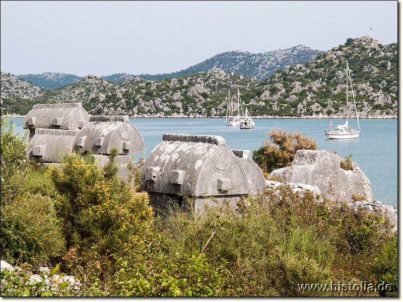 Teimiussa in Lykien - Nekropole von Teimiussa, im Hintergrund Simena und Kekova-Adasi