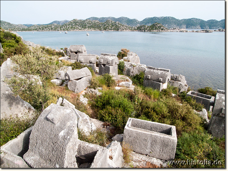 Teimiussa in Lykien - Nekropole von Teimiussa, im Hintergrund Simena und Kekova-Adasi