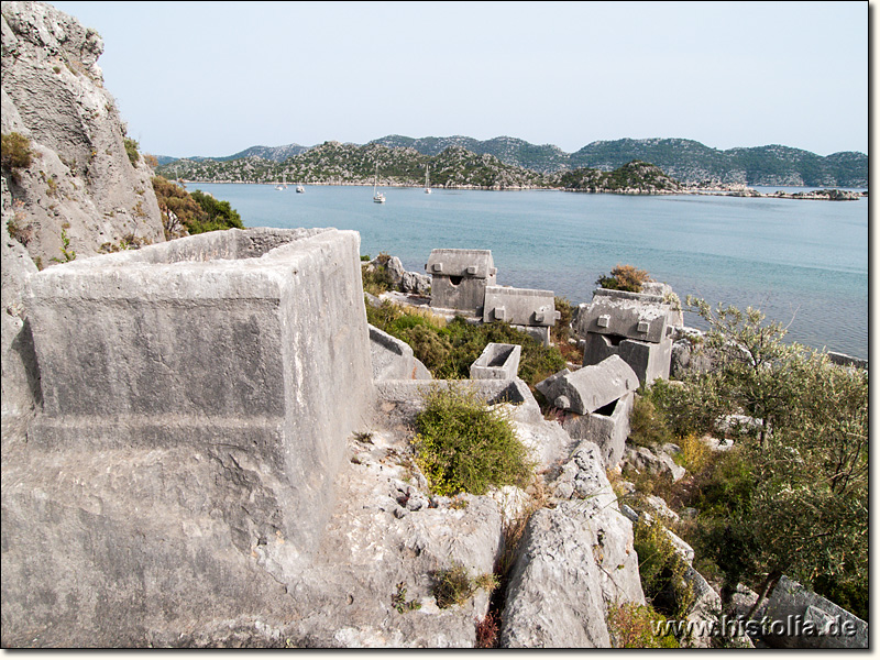 Teimiussa in Lykien - Nekropole von Teimiussa, im Hintergrund Simena und Kekova-Adasi