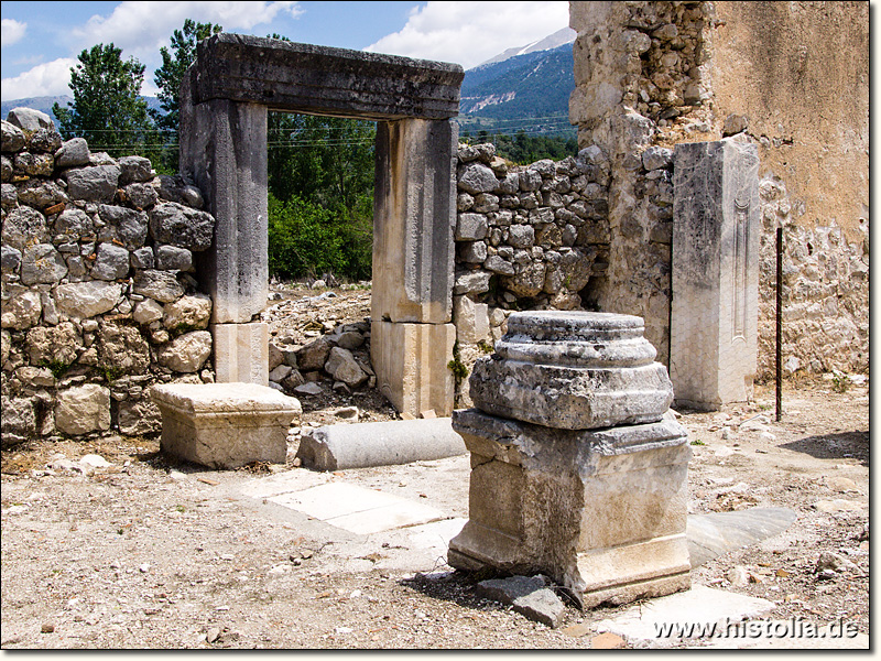 Tlos in Lykien - Säulenreste und Portal der byzantinischen Basilika von Tlos