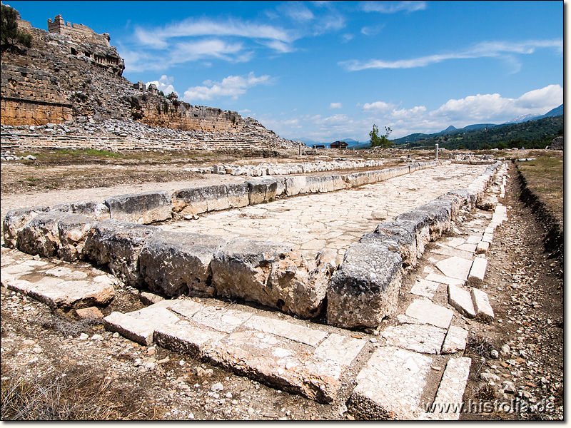 Tlos in Lykien - Agora und Stadion von Tlos, links im Hintergrund die Akopolis