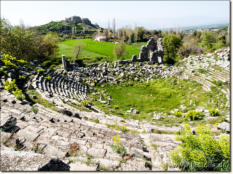 Tlos in Lykien - Das Theater, im Hintergrund die Festung von Tlos