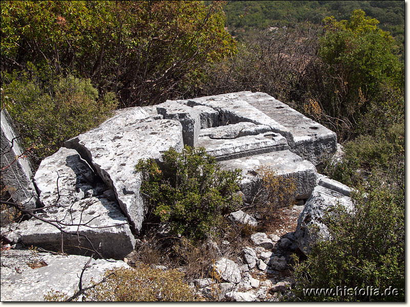 Trysa in Lykien - Sockel eines der monumentalen Grabhäuser unterhalb ds Heroons