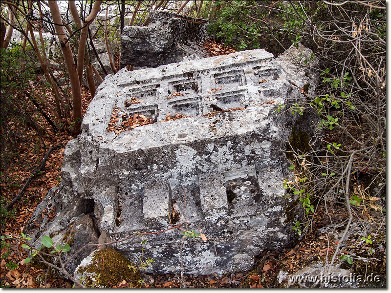 Trysa in Lykien - Architektur-Fragment eines der monumentalen Grabhäuser unterhalb ds Heroons