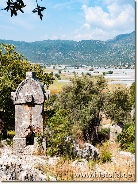 Tyberissos in Lykien - Sarkophag, im Hintergrund die Ebene von Tirmisin