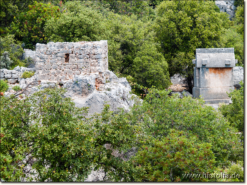 Tyberissos in Lykien - Sarkopkag und Wachturm nördlich der Agora