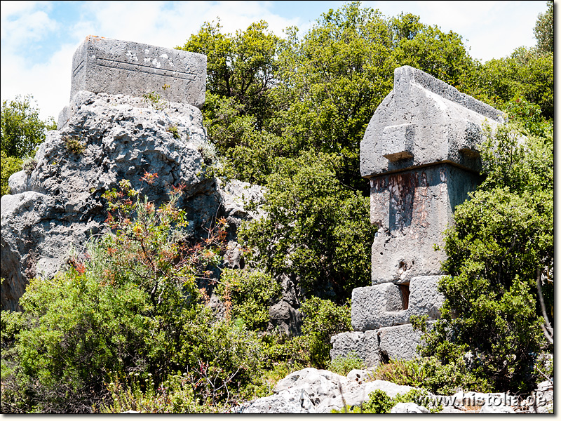 Tyberissos in Lykien - Sarkophage westlich der Akropolis