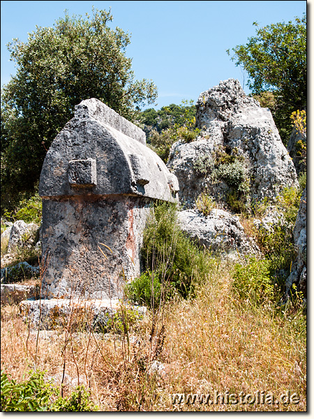 Tyberissos in Lykien - Sarkophage beim Aufgang nach Tyberissos