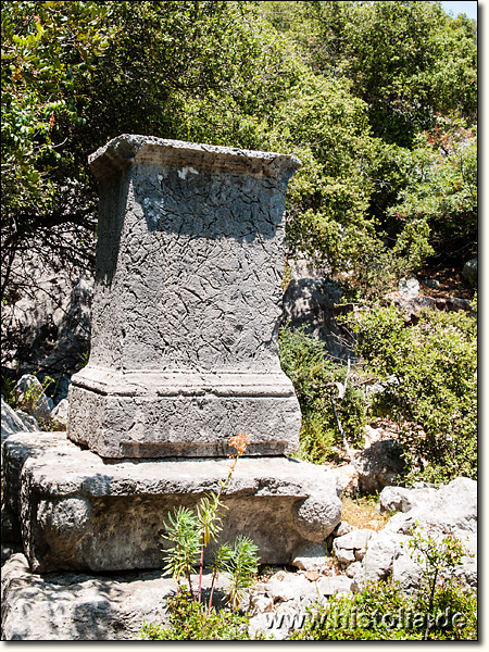 Tyberissos in Lykien - Statuenbasis im Wohngebiet nördlich der Agora