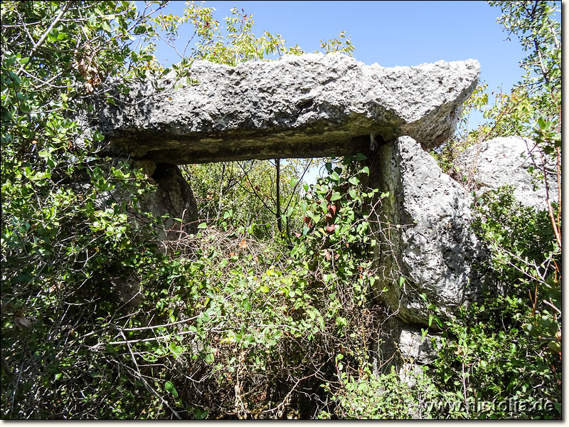 Tyinda in Lykien - Felsräume mit vorgesetztem massiven Mauerwerk mit Türen auf der Ostseite von Tyinda