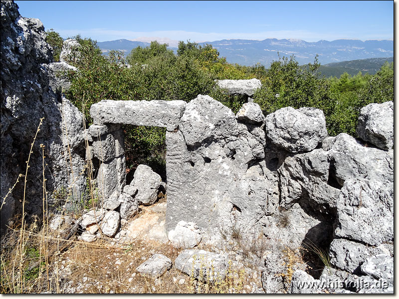 Tyinda in Lykien - Felsräume mit vorgesetztem massiven Mauerwerk mit Türen auf der Ostseite von Tyinda