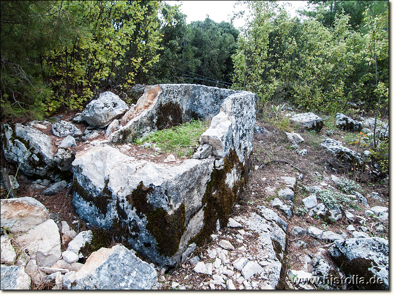 Typallia in Lykien - Stark zerstörte Sarkophage auf dem kleinen Plateau von Typallia