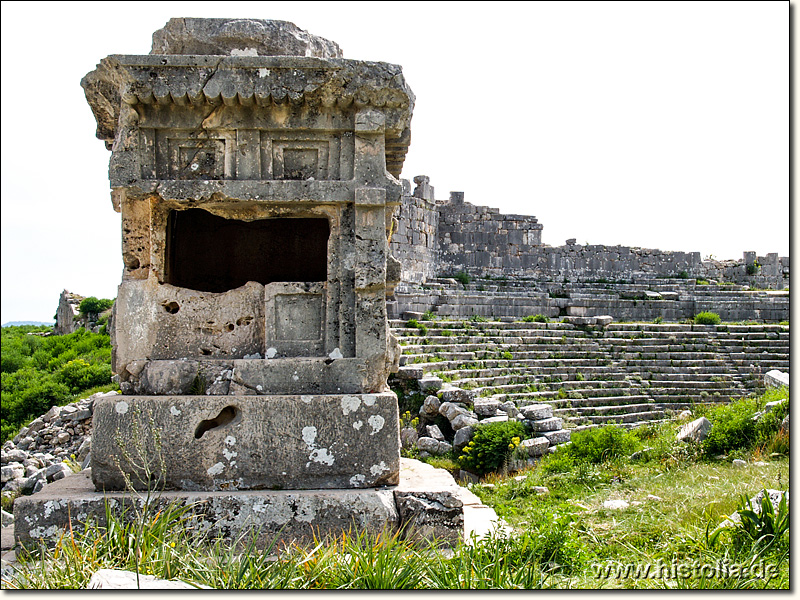 Xanthos in Lykien - Sarkophag neben der Agora, im Hintergrund das Theater von Xanthos