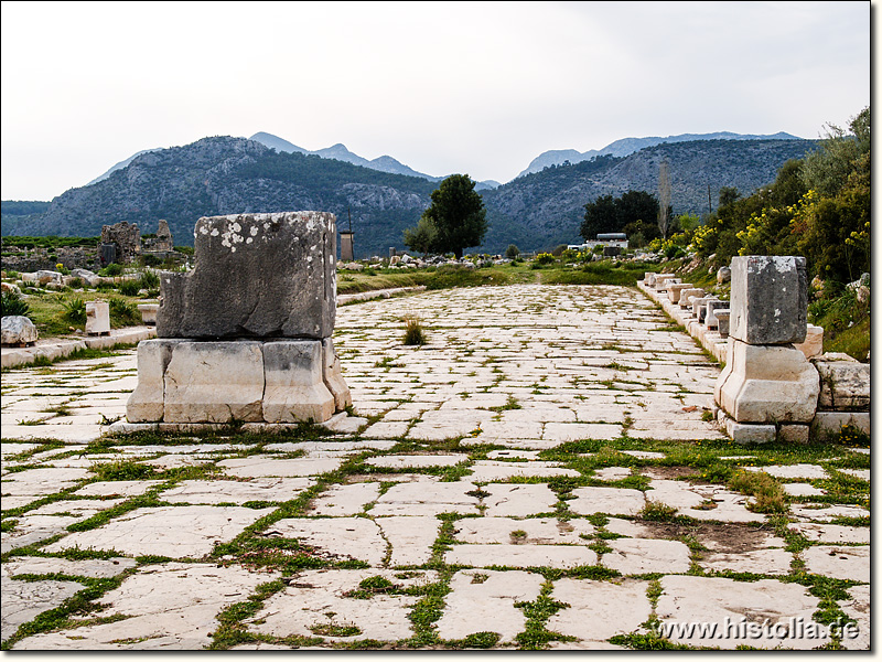 Xanthos in Lykien - gepflasterte Strasse im Stadtgebiet von Xanthos