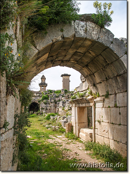 Xanthos in Lykien - Harpyien- und Pfeilergrab durch den Osteingang des Theaters