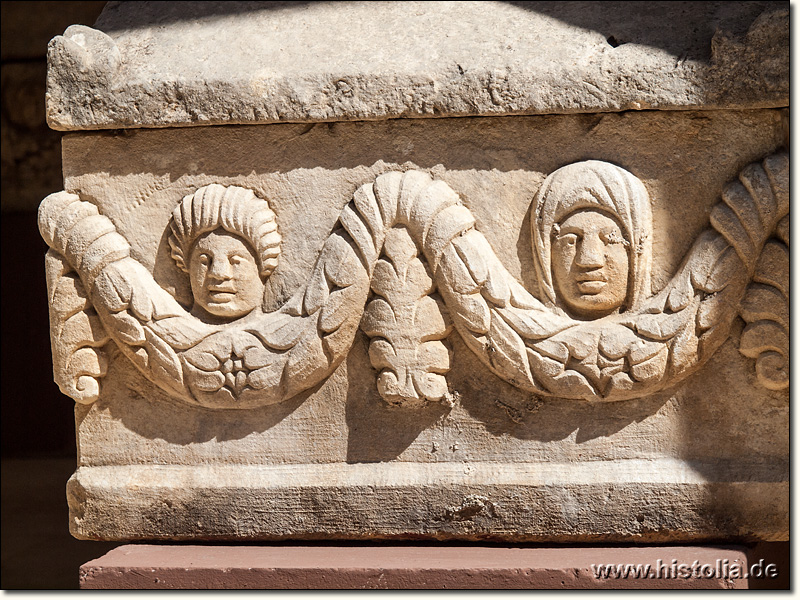 Museum von Alanya - Römischer Ossuar (Knochenkasten/Urne) mit Girlandenverzierung