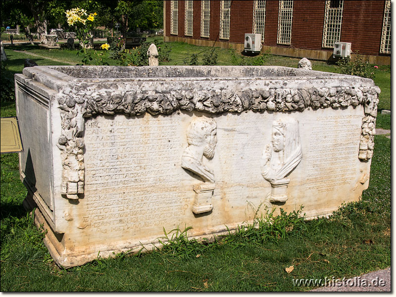 Museum von Aphrodisias - Ein Sarkophag auf dem Freigelände des Museums von Aphrodisias