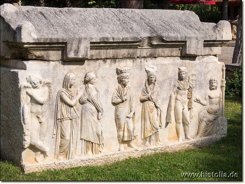 Museum von Aphrodisias - Ein Sarkophag auf dem Freigelände des Museums von Aphrodisias