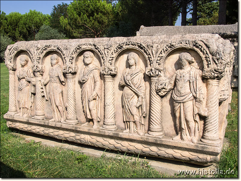 Museum von Aphrodisias - Ein Sarkophag auf dem Freigelände des Museums von Aphrodisias