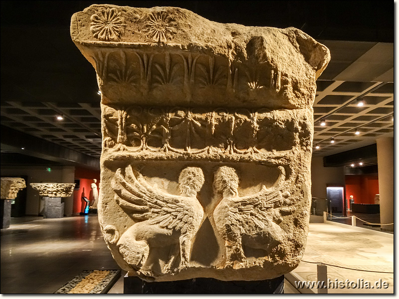 Museum von Aydin - Relief von 2 Sphinxen auf einem massiven Säulenkapitell