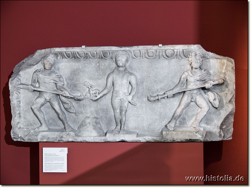 Museum von Berlin - Relief aus Milet: Apollon zwischen zwei Fackelträgern