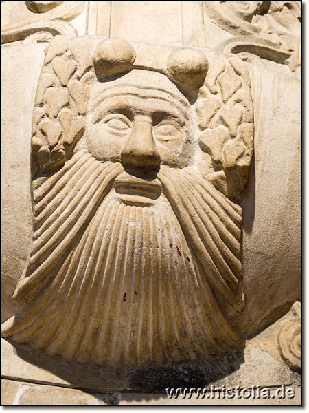 Museum von Berlin - Relief auf einer dreifüßigen Stele aus dem Bouleuterion von Milet