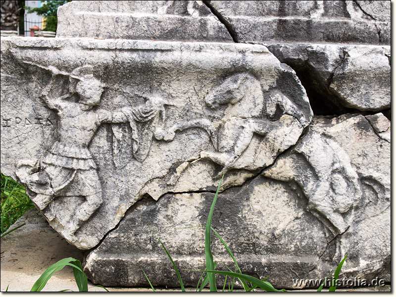 Museum von Fethiye - Fußsoldat gegen Kavalerie; Verzierung eines Grabsteinsockels