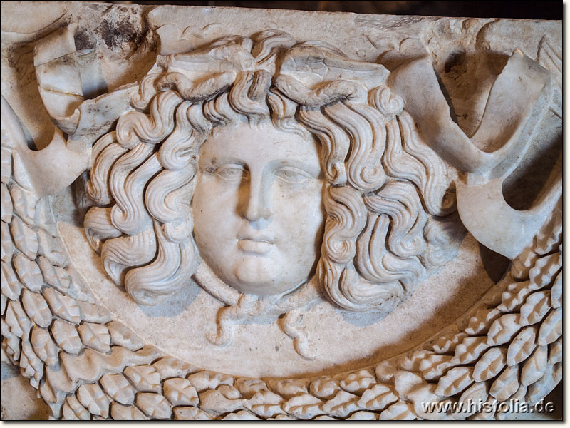 Museum von Hierapolis - Medusa-Kopf auf der Stirnseite eines Sarkophages aus Laodikeia, 2.Jh.n.Chr.