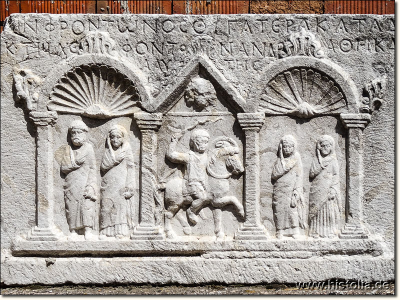 Museum von Konya - Relief auf einem römischen Grabstein mit griechischer Inschrift