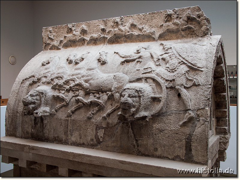 Britisches Museum in London - Relief einer Quadriga auf dem Deckel des Payava-Sarkophag