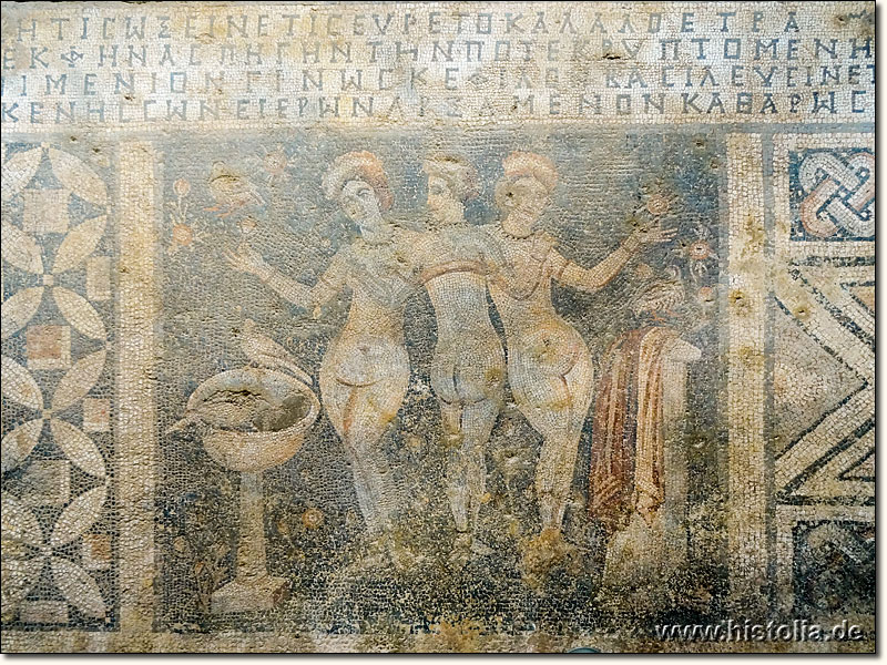 Museum von Narlikuyu - Mosaik der 'Drei Grazien' mit Inschrift
