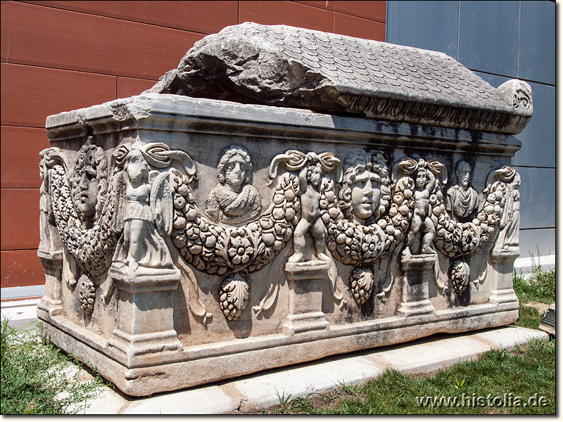 Museum von Selçuk - Römischer Sarkophag mit Relief- und Girlandenverzierung vor dem Ephesos-Museum in Selçuk