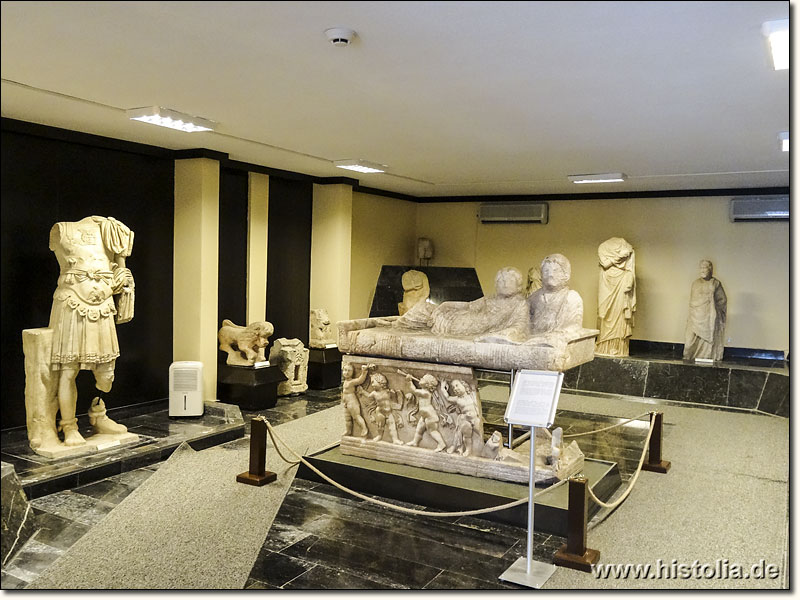 Museum von Silifke - Ausstellungsraum mit antiken Fundstücken im Erdgeschoss des Museums von Silifke