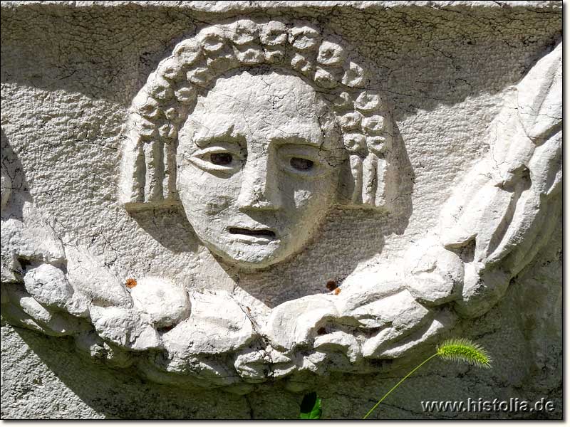 Museum von Yalvac - Verzierung mit Girlanden auf einem Architrav-Stein