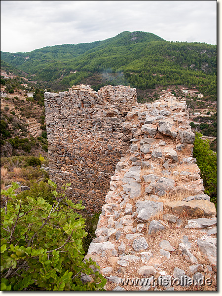 Kizilcasehir-Kalesi in Pamphylien - Blick über die äußere (östliche) Festungsmauer nach Süden