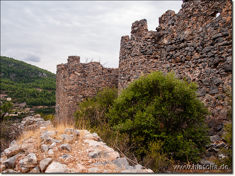 Kizilcasehir-Kalesi in Pamphylien - Blick von der inneren Festungsmauer auf die Mauern der Zitadelle