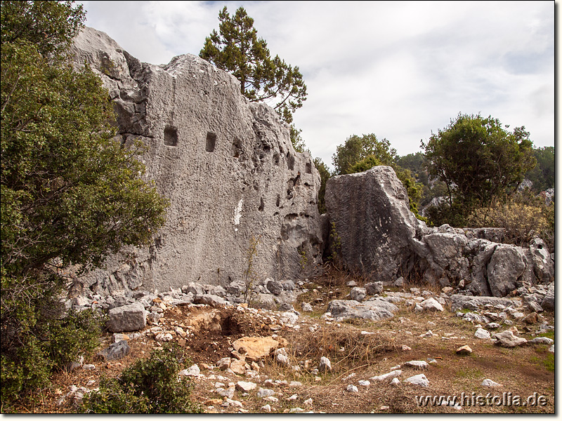Kolybrassos in Pamphylien - Felsraum mit Balkenlöchern im östlichen Wohngebiet von Kolybrassos
