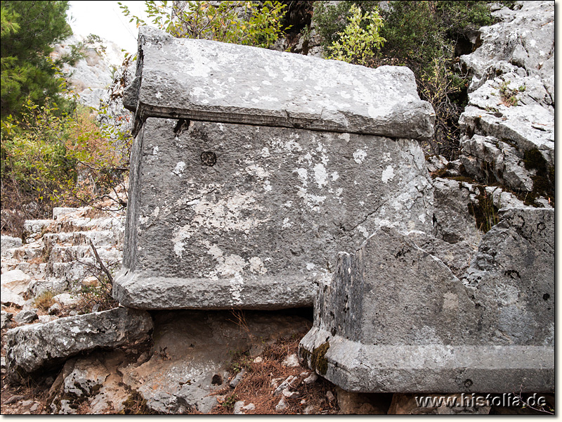 Kolybrassos in Pamphylien - Sarkophage in der Nähe des Felsengrabes