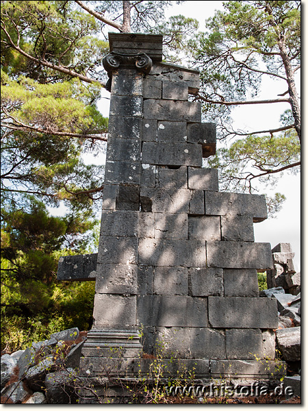 Kolybrassos in Pamphylien - Reste der Rückwand eines Tempels