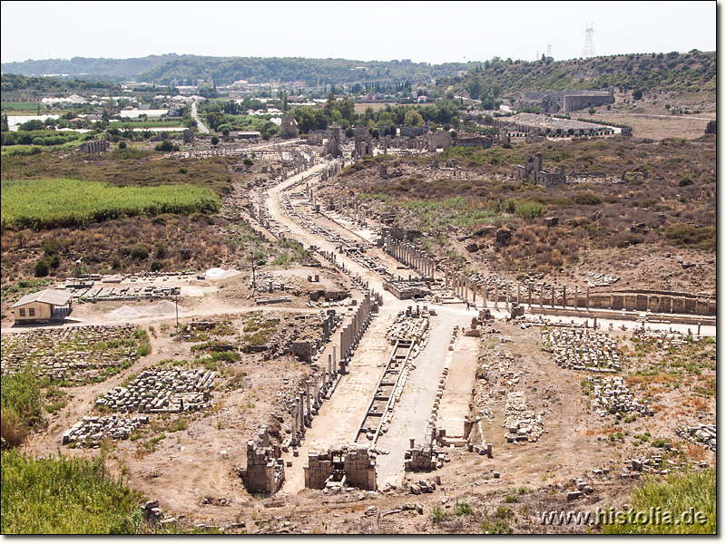 Perge in Pamphylien - Blick auf die Nord-Süd-Prachtstraße von Perge vom Akropolis-Hügel