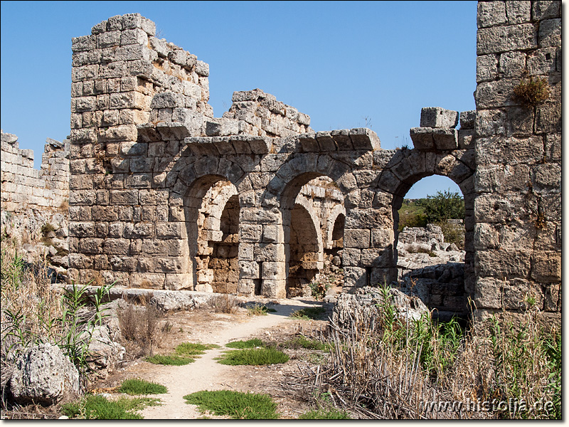 Perge in Pamphylien - Südliche Frontansicht der Süd-Thermen von Perge