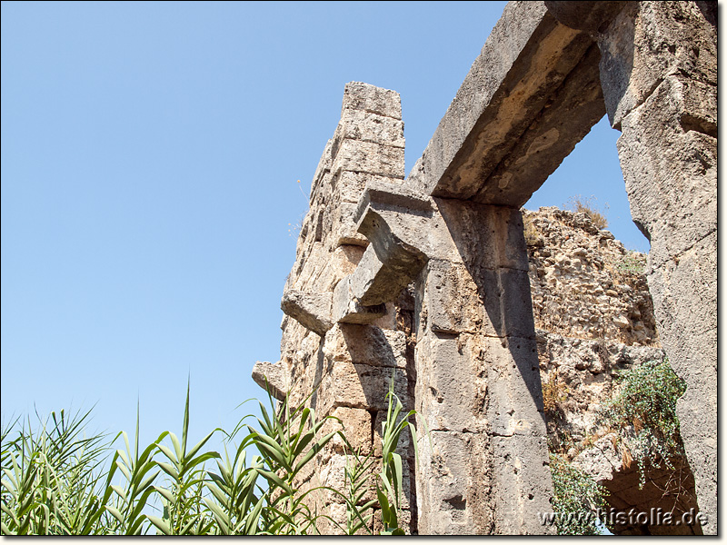 Perge in Pamphylien - Gebälk auf der Südseite der Nord-Thermen von Perge